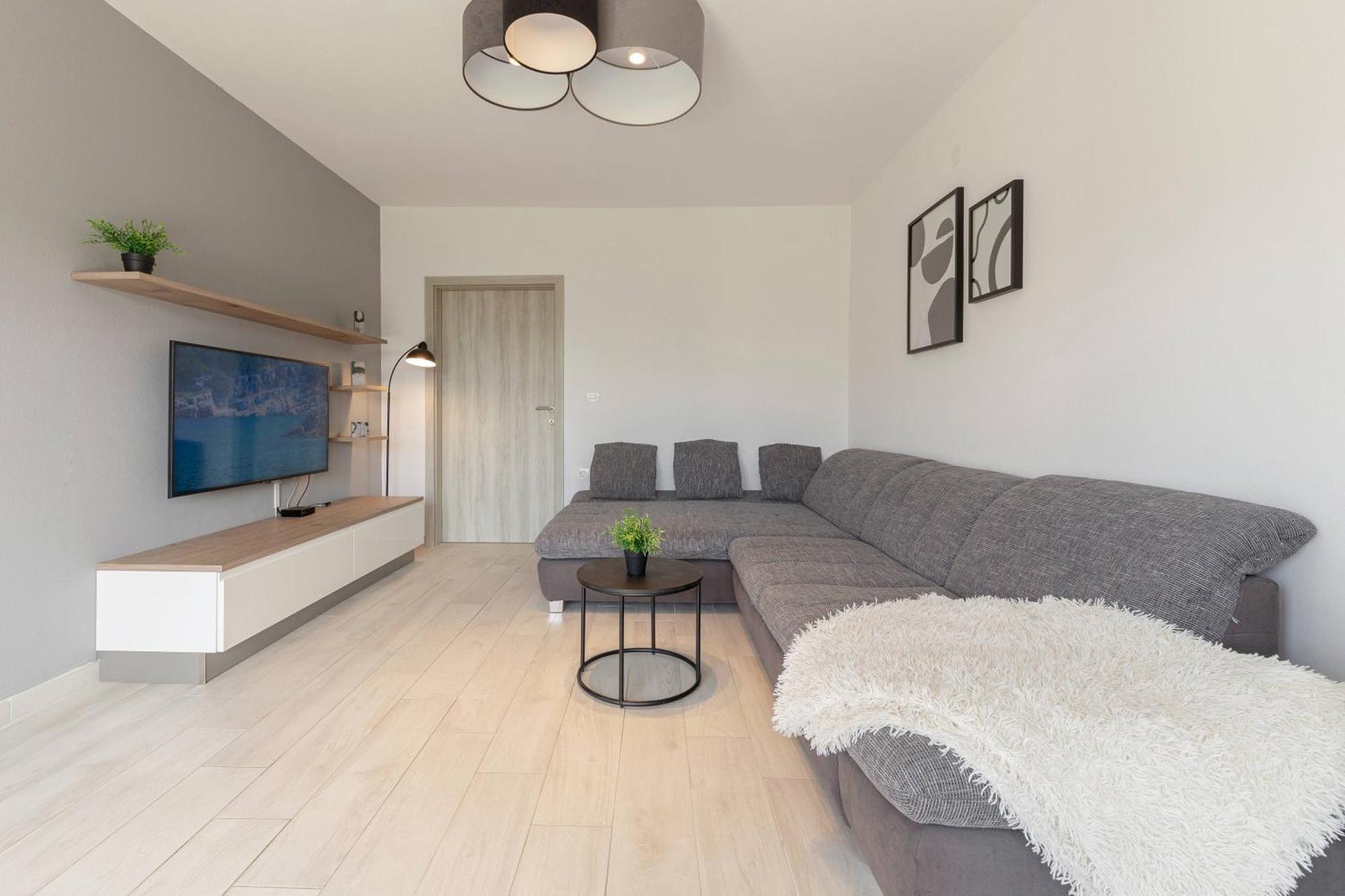 Bright Apartment Копер Екстериор снимка