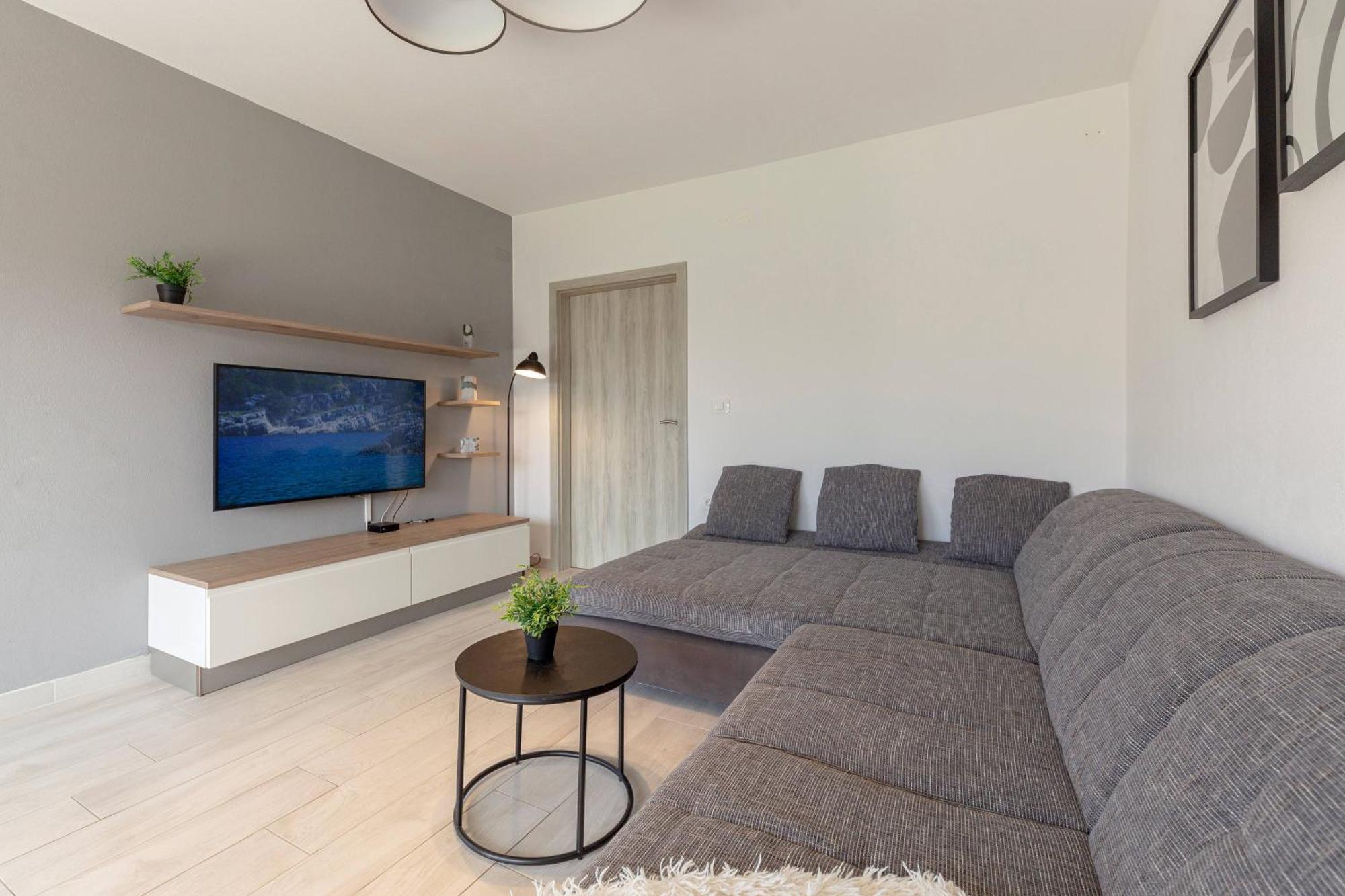 Bright Apartment Копер Екстериор снимка