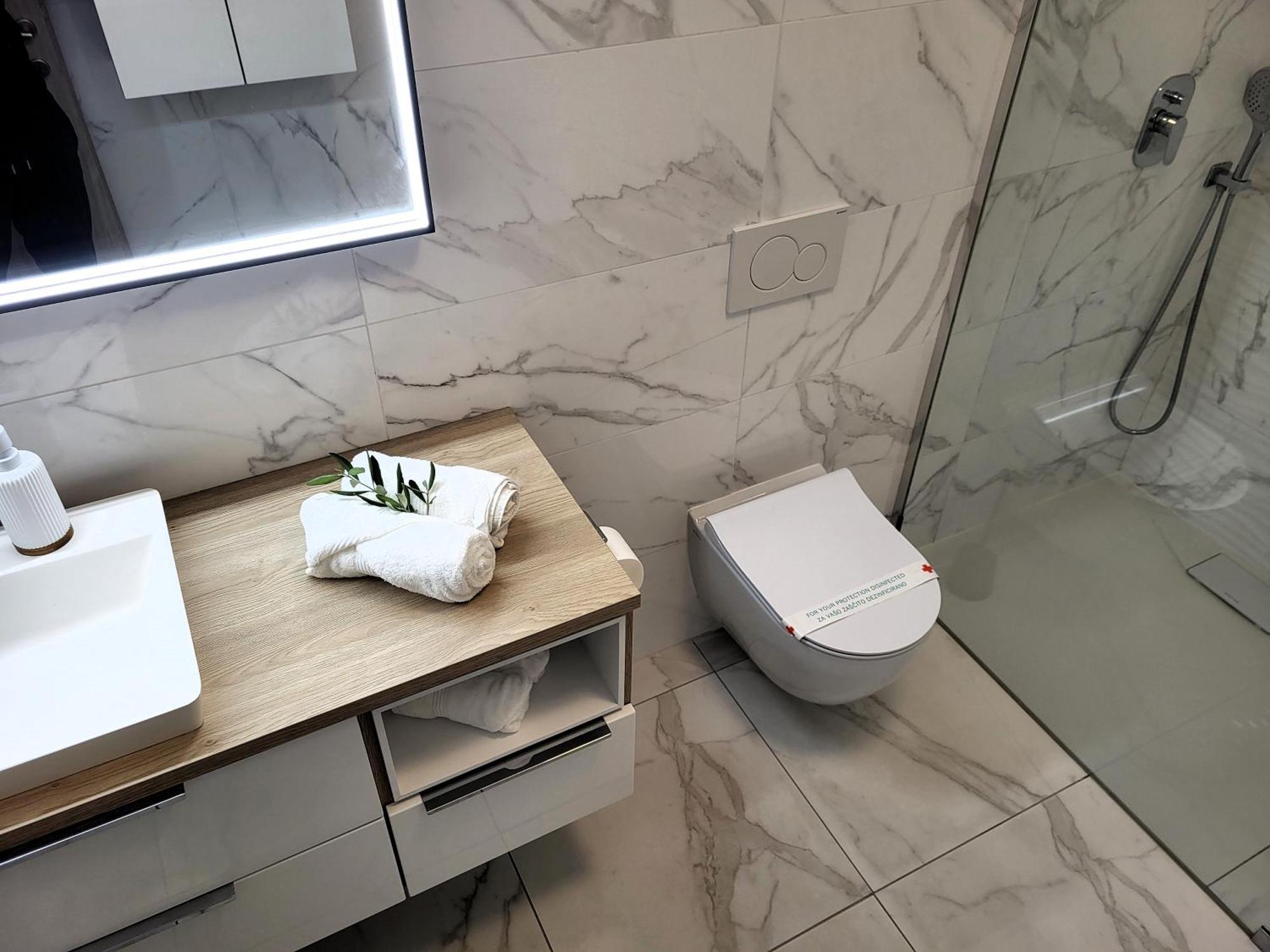 Bright Apartment Копер Екстериор снимка